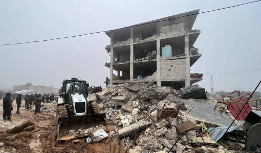 Räddningssarbete efter överlevande under rasmassorna som en följd av jordbävningen i Jandaris i Syrien, 6 februari 2023.