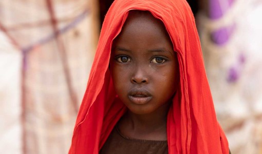 Ett barn är på flykt undan torkan på Afrikas horn.