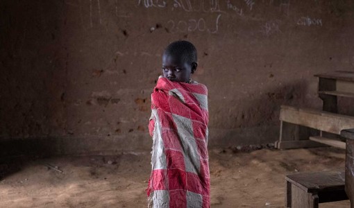 Angèle är fem år och på flykt i Kongo-Kinshasa. Hon har precis vaknat upp i klassrum där familjen har sökt skydd för natten.