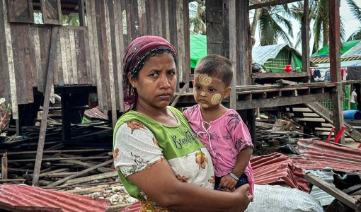 En mamma och hennes barn förlorade sitt hem i cyklonen Mocha i Myanmar.