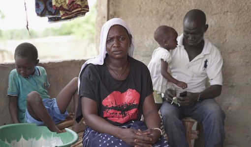 En familj på flykt från väpnade attacker i Burkina Faso, 2023.