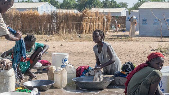 UNHCR är på plats i Sudans grannländer och hjälper människor som tvingas fly undan inbördeskriget.