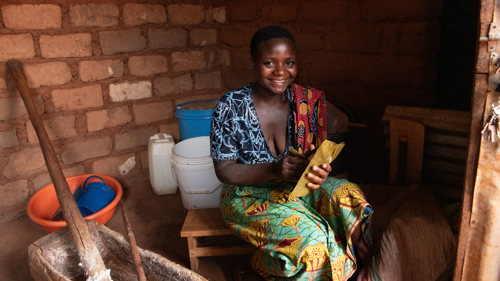 Emelyne kunde återvända hem till Burundi, där hon bland annat startat en egen liten verksamhet.