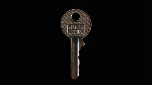 En hemnyckel mot svart bakgrund.