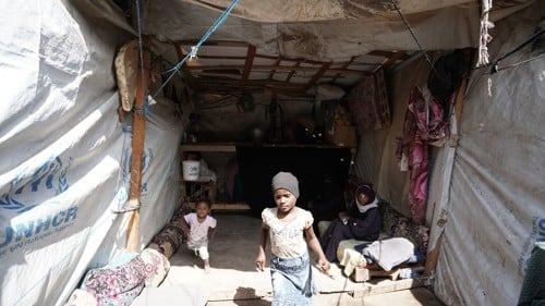 En flicka på flykt i Jemen.