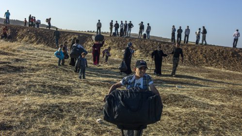 Människor flyr över gränsen från Syrien till Jordanien.