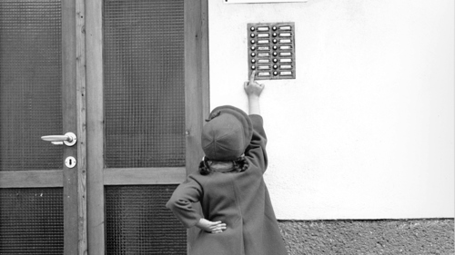 En liten flicka ringer på hos UNHCR