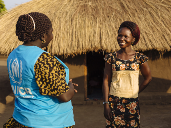 Två kvinnor samtalar och skrattar.