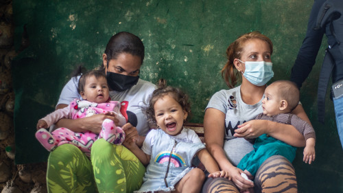 En grupp kvinnor och deras barn på flykt från Venezuela får stöd och hjälp av UNHCR i Colombia. Där får de skydd mot könsbaserat våld, kontantstöd och barnen får en chans att leka i en trygg miljö.