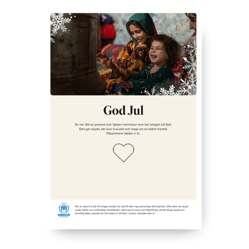 Tre barn står i dörren av sitt hem.
