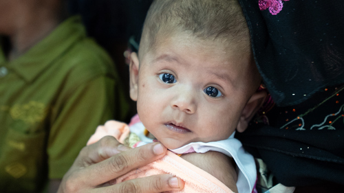 Sumaiya är tre månader gammal. Hennes familj är på flykt från förföljelse i Myanmar och får hjälp av UNHCR att registrera sig i Bangladesh, vilket möjliggör att Sumaiya kan få födelsebevis, att barnen kan få gå i skolan och att familjen kan få nödhjälpspaket.