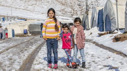 Vinterkläder till barn på flykt. Köp gåvobevis i present.