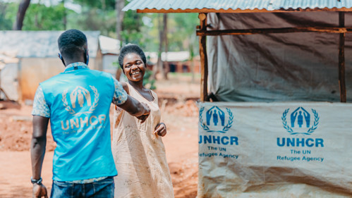 En UNHCR-anställd pratar med en man i DR Kongo.