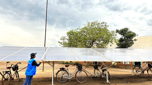 En stor solpanel som står på torr mark.
