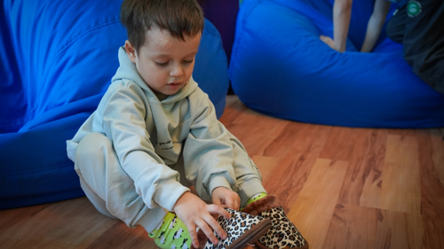 Genom samarbetet med Olena Zelenska Foundation har UNHCR kunnat stötta många stora fosterfamiljer som tvingats på flykt inom Ukraina.