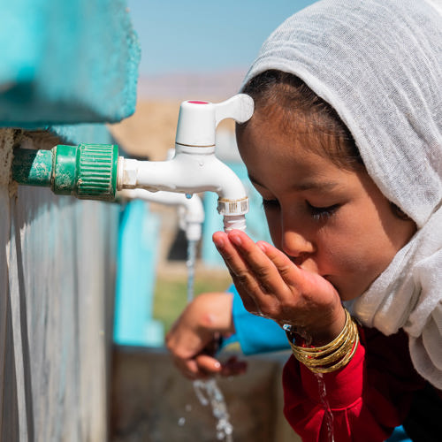 En borrad brunn kan ge friskt vatten till en hel by med 300 människor.