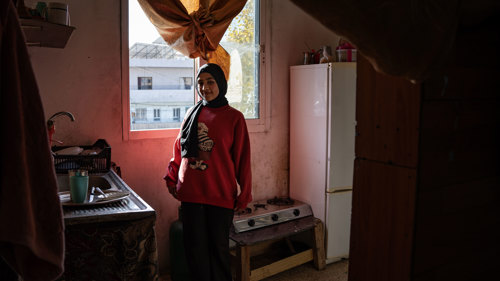 16-åriga Sara är en syrisk flykting i Libanon. 2014 tvingades Sara, hennes två syskon och föräldrar att fly från sitt hem i utkanten av Damaskus på grund av kriget i Syrien.