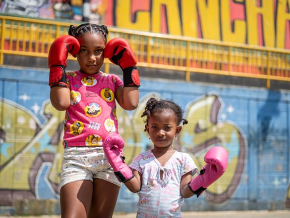 Tjejer med boxhandslar, redo att träna!