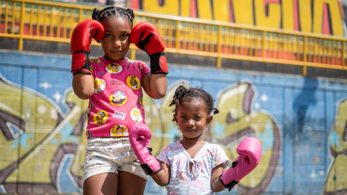 Afrocolombianska barn som bor i La Sierra – ett av de områden i Medellín i Colombia som drabbats hårdast av väpnade konflikter – tränar sin favoritsport boxning en gång i veckan. Många av dem och deras familjer är människor på flykt i sitt eget land.