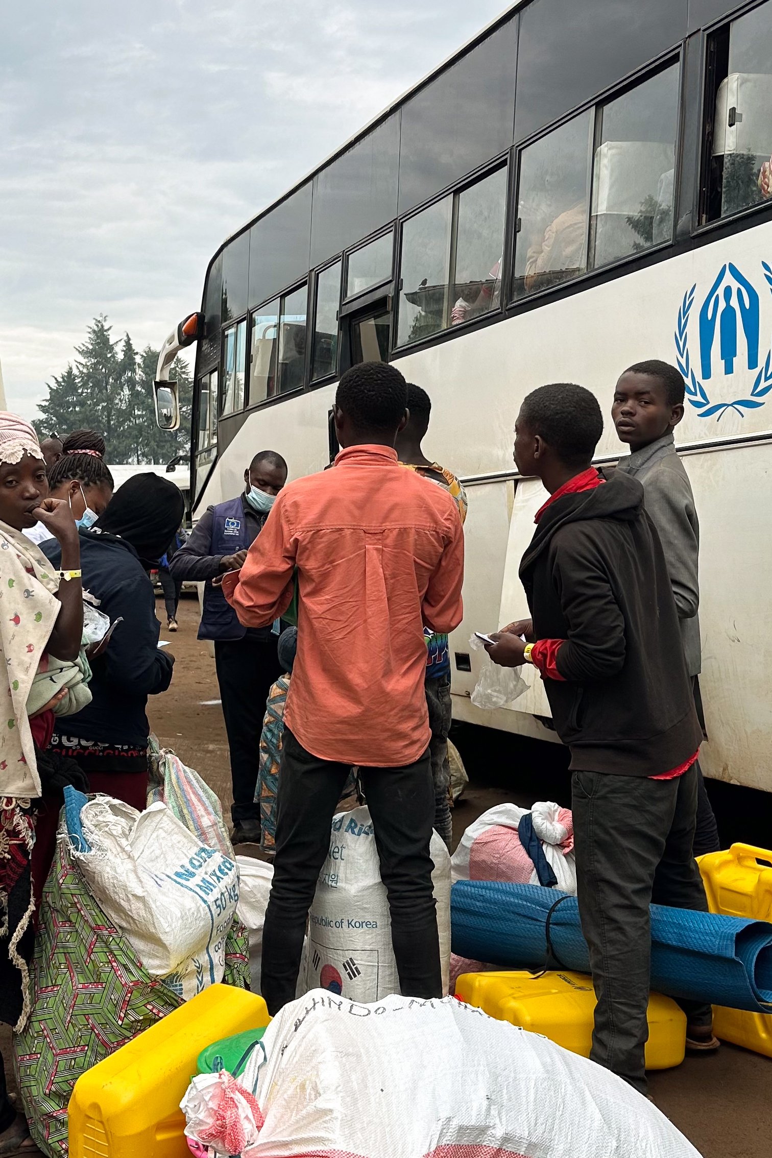 Människor tas emot av UNHCR när de kommit till ett mottagningscenter.