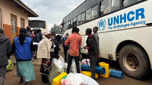 Flyktingar från Kongo har nyligen anlänt till UNHCR:s transitcenter i Nyakabande, Uganda. Centret är sex gånger mer överbelastat än det var tänkt. Bristen på vatten, toaletter och duschar ökar risken för farliga sjukdomar.