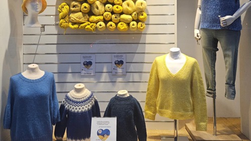 Skyltfönstret i Karins butik Litet nystan.