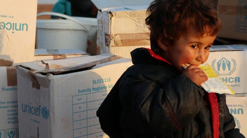 Ett barn på flykt får näringstillskott på en avlägsen plats i Syrien. Vill du ge matpaket i present till någon som kämpar för att överleva?