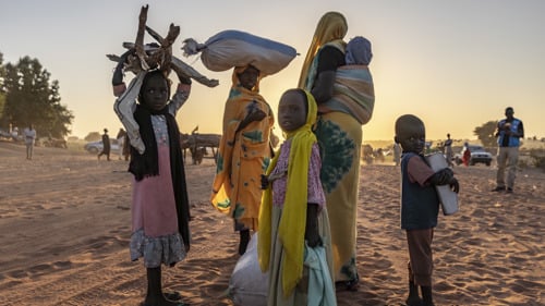 Nyanlända människor på flykt från Sudan i gränsstaden Adré, Tchad. Sedan april 2023 har hunratusentals människor på flykt tagit sig till Tchad undan våldet i Sudan. I Adré tas de emot av UNHCR och partner för att få livräddande nödhjälp.