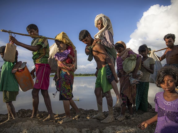 Rohingyafolket från Myanmar flyr i långa köer till Bangladesh.