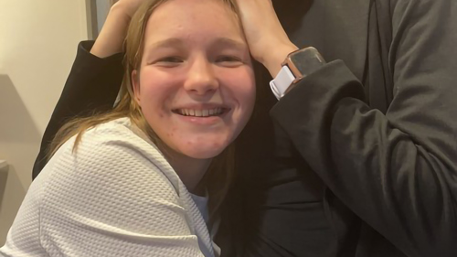 Två flickor kramas. De är flyktingar i Ukraina som har fått skydd i Estland.