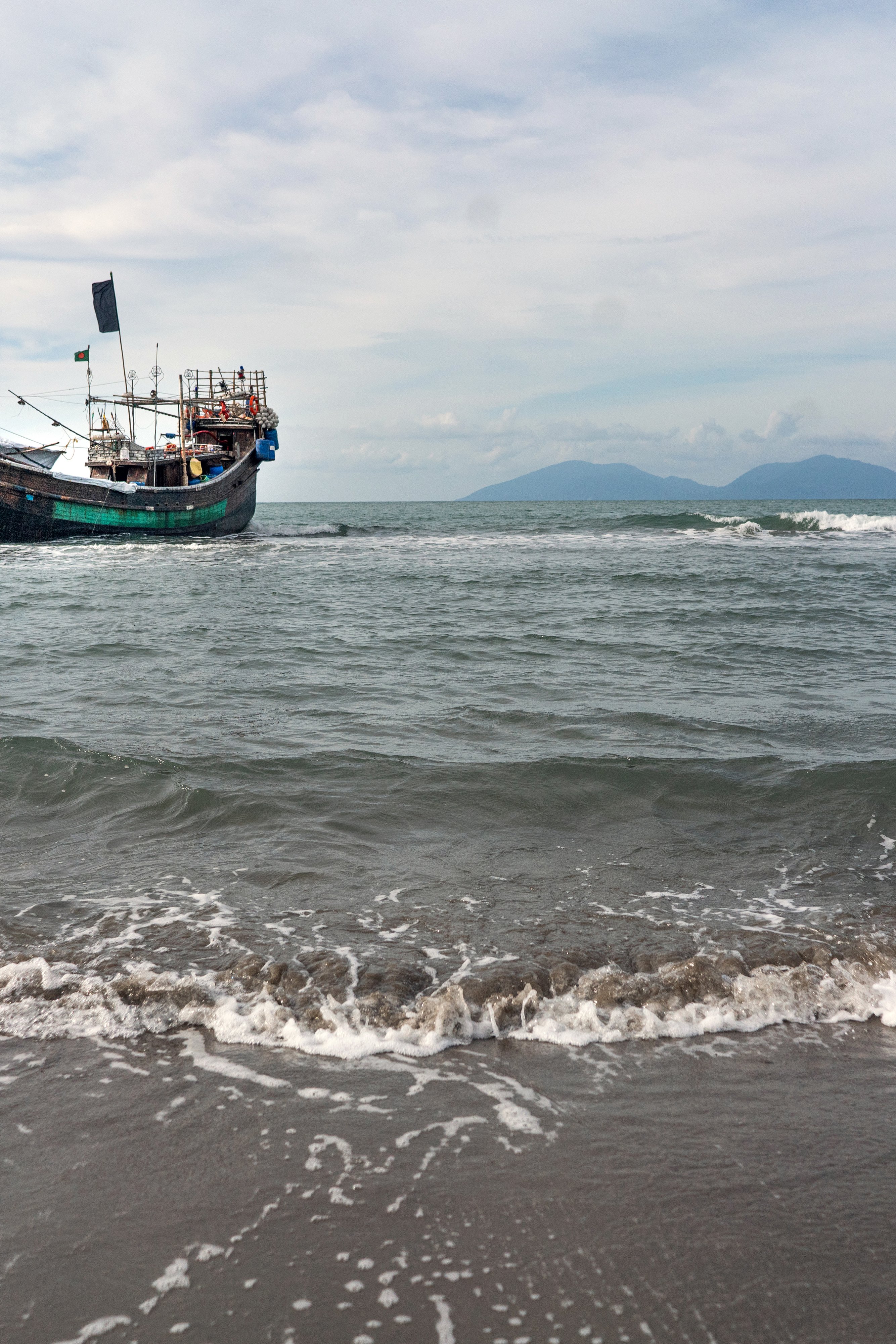 En båt som transporterade Rohingya-flyktingar över Andamansjön 2023 ligger fortfarande för ankar utanför kusten  i Aceh, Indonesien 2023.