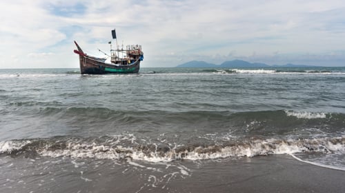 En ranglig båt på havet.