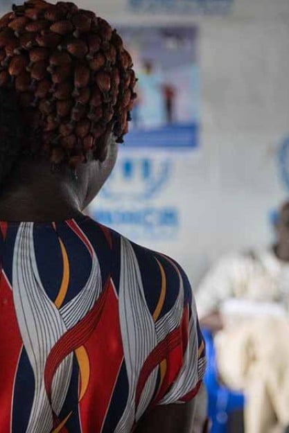 En kvinna håller ett sovande barn.