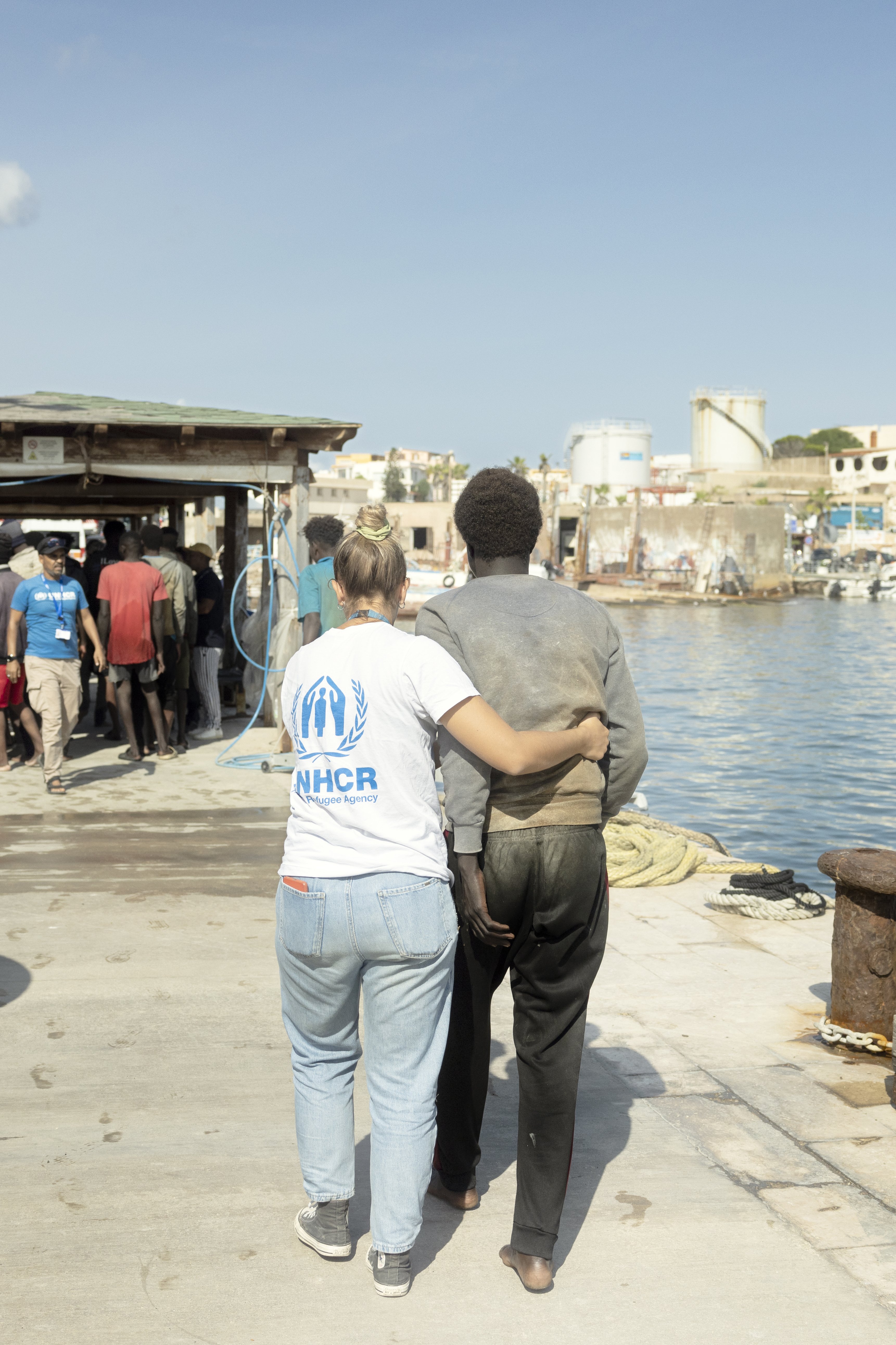 UNHCR:s personal tar hand om en man som tagit sig över Medelhavet.