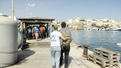 UNHCR:s fältarbetare i Lampedusa i Italien hjälper en man från Sudan som skadades under den farliga resan över Medelhavet.