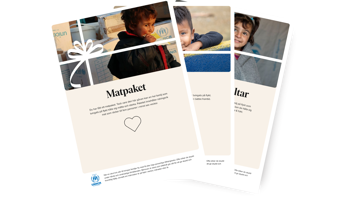 Kvinna som håller i ett paket från UNHCR
