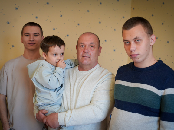 Ruslan tar hand om åtta barn i Ukraina.