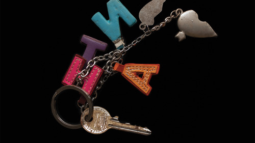 Nycklar och nyckelring i färgglada färger.