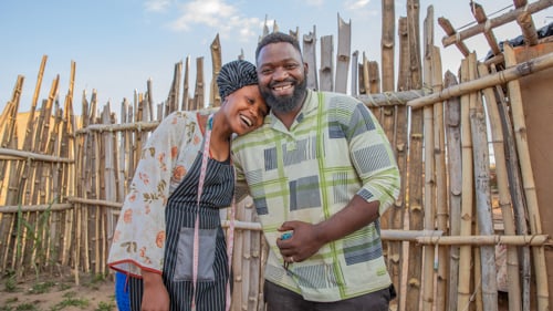 Amani och Ivette har flytt med sina fem barn från hemmet i östra DR Kongo. Han är snickare och hon är skräddare, med UNHCR:s hjälp hoppas de kunna bygga upp sina liva igen i grannlandet Burundi.