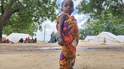 Agira är en av tusentals – främst kvinnor och barn – som flydde efter flera attacker mot byar i Cabo Delgado i februari 2024. Agira, hennes mamma och två syskon flydde från sin by efter att den attackerats och husen bränts ner.