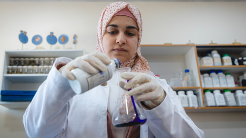 Batool, 20 år, studerar medicinsk laboratorieteknik på ett universitet i Jordanien. Hon är ursprungligen från Syrien och har fått ett stipendium via UNHCR. För människor på flykt i Jordanien är högre utbildning ofta svårtillgänglig – men stipendium från UNHCR ger möjlighet att studera, växa och skapa en ljusare framtid.