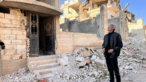 Nayef Abdulkader Zreqat, 65, återvände till Syrien efter 11 år i Jordanien och fann sitt hem förstört. Han och hans familj försöker nu återuppbygga sina liv efter krigets förödelse.