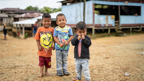 Barn i byn Unión Wounaan leker på gatan. Många barn från ursprungsbefolkningen i Chocó i Colombia är bland dem vars mänskliga rättigheter påverkas mest av väpnade konflikter och tvångsförflyttning.