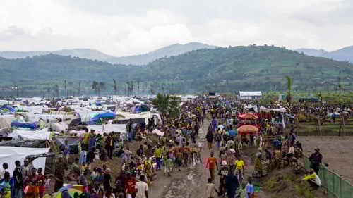Människor tvingas fly DR Kongo till grannlandet Burundi.