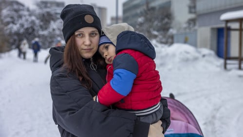 En mamma och hennes barn är på flykt från kriget i Ukraina mitt i vintern.