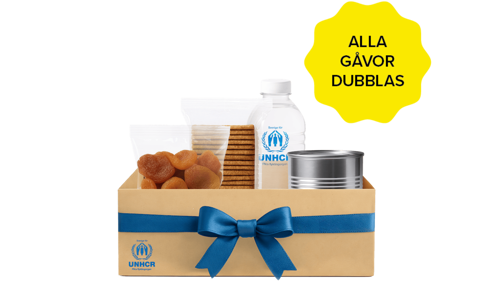 Ett barn på flykt får näringstillskott på en avlägsen plats i Syrien. Vill du ge matpaket i present till någon som kämpar för att överleva?