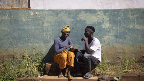 Edna, 18, och hennes bror Elson, 23, flydde från sin by i Cabo Delgado när den attackerades av väpnade grupper i februari 2024. De tog sig till fots till grannprovinsen Nampula där de fått hjälp av UNHCR.