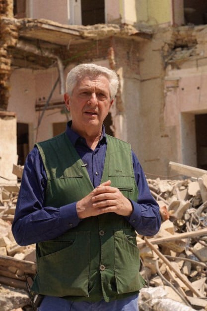 Filippo Grandi vid ett raserat hus i Ukraina.