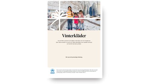 Monicah står framför universitetet.