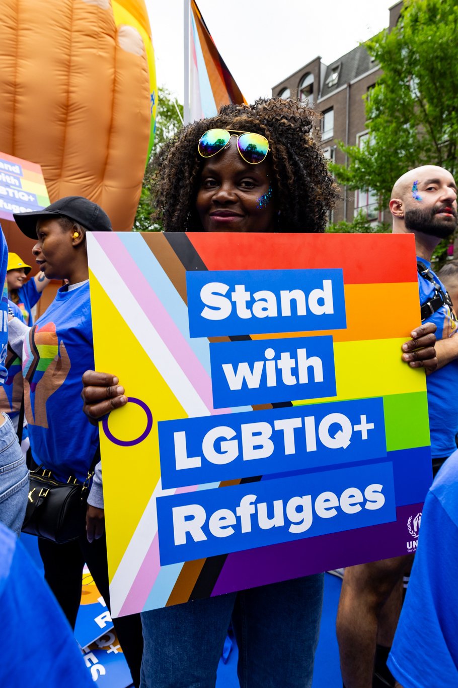 Foto från ett pridetåg i Amsterdam.